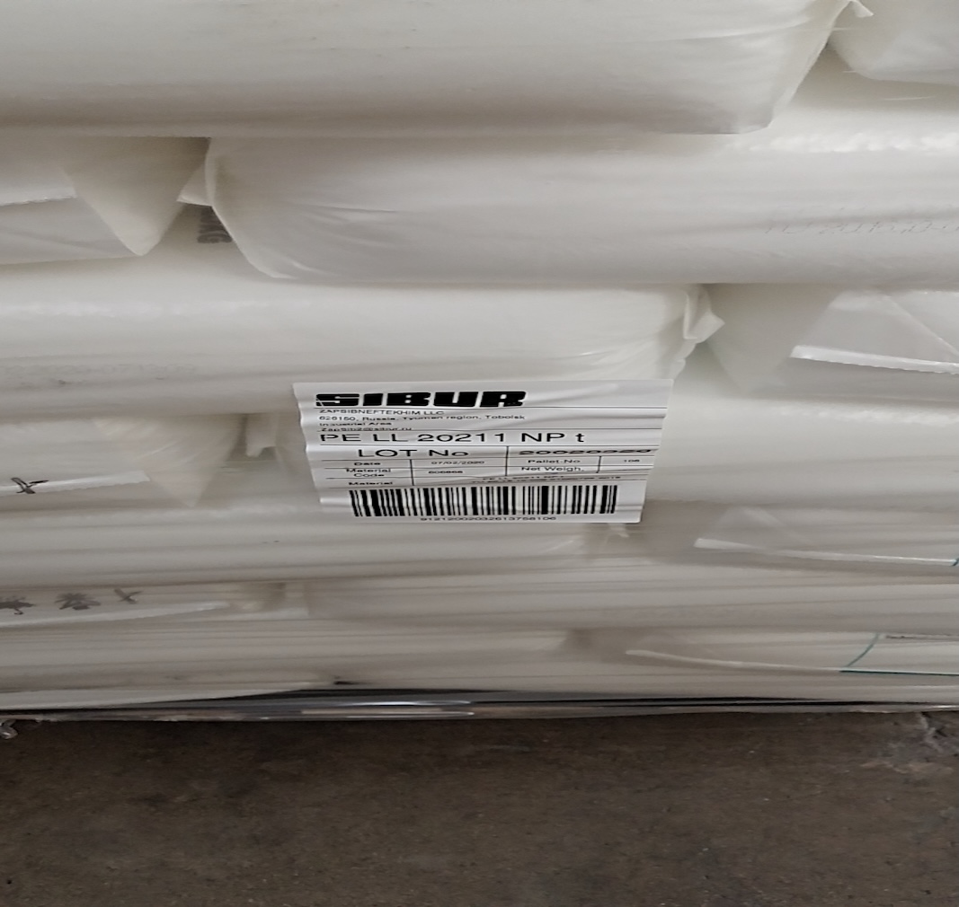 2cebaadc-9f7c-4423-a1ff-00eaebd47f31_Nahaufnahme des Barcode-Etiketts der Sibur LLDPE PE LL 20211 NP‑T‑Harz-Tüte, gestapelt auf einer Holzpalette.jpg
